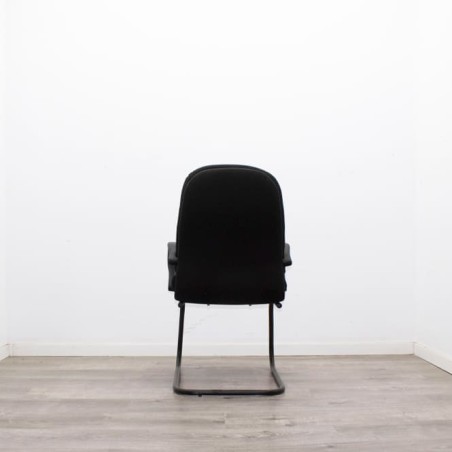 Silla confidente en tela negra y estructura negra - Mercaoficina