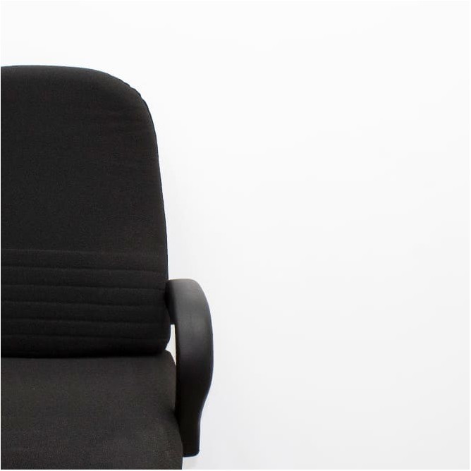 Silla confidente en tela negra y estructura negra - Mercaoficina