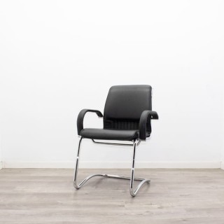 Silla confidente negra con respaldo y asiento en napel negro 2