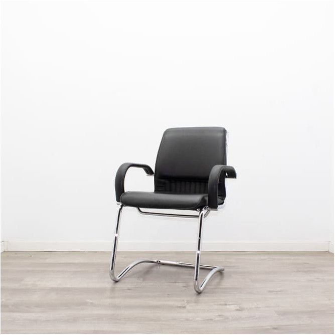 Silla confidente negra con respaldo y asiento en napel negro
