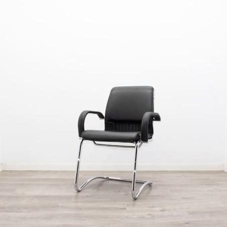 Silla confidente negra con respaldo y asiento en napel negro