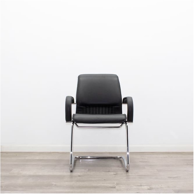 Silla confidente negra con respaldo y asiento en napel negro
