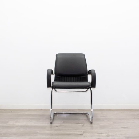 Silla confidente negra con respaldo y asiento en napel negro