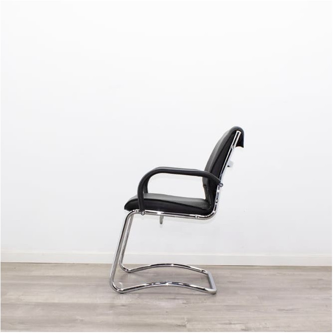 Silla confidente negra con respaldo y asiento en napel negro