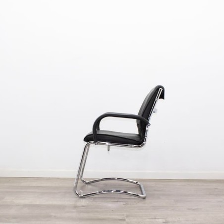Silla confidente negra con respaldo y asiento en napel negro