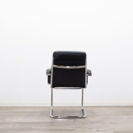 Silla confidente negra con respaldo y asiento en napel negro