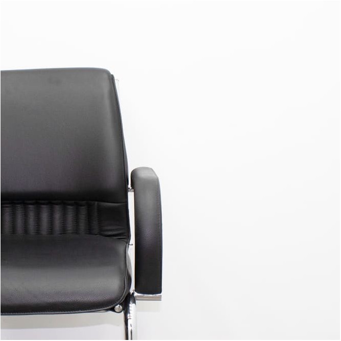 Silla confidente negra con respaldo y asiento en napel negro