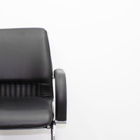 Silla confidente negra con respaldo y asiento en napel negro