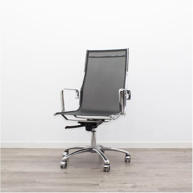 Silla dirección rejilla negra y estructura cromada