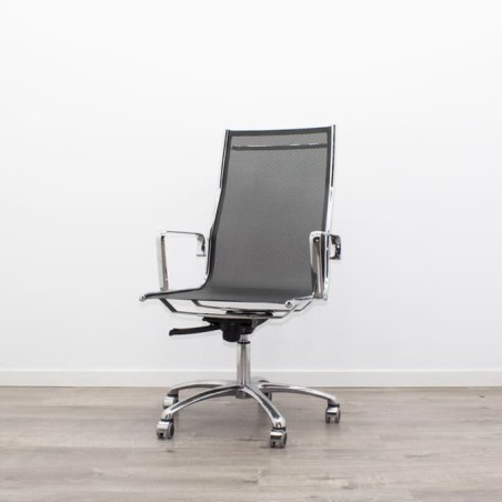 Silla dirección rejilla negra y estructura cromada