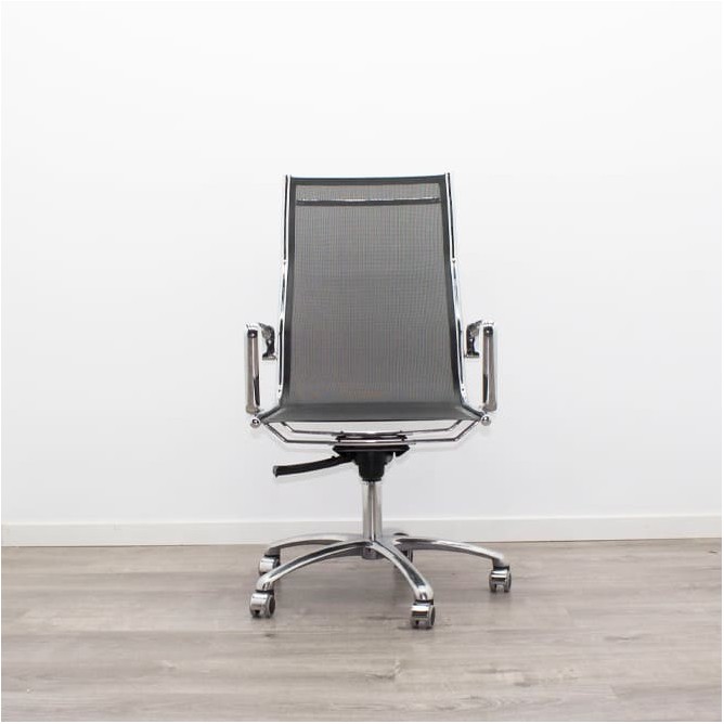 Silla dirección rejilla negra y estructura cromada