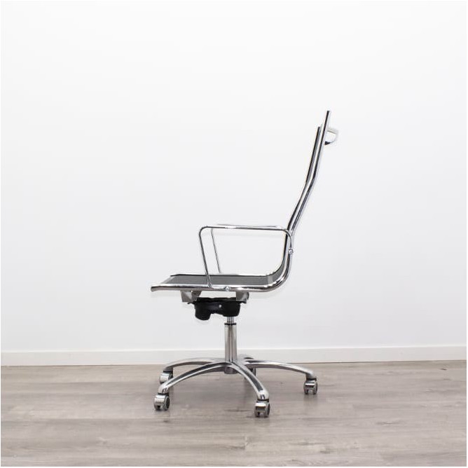 Silla dirección rejilla negra y estructura cromada