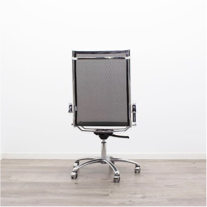 Silla dirección rejilla negra y estructura cromada