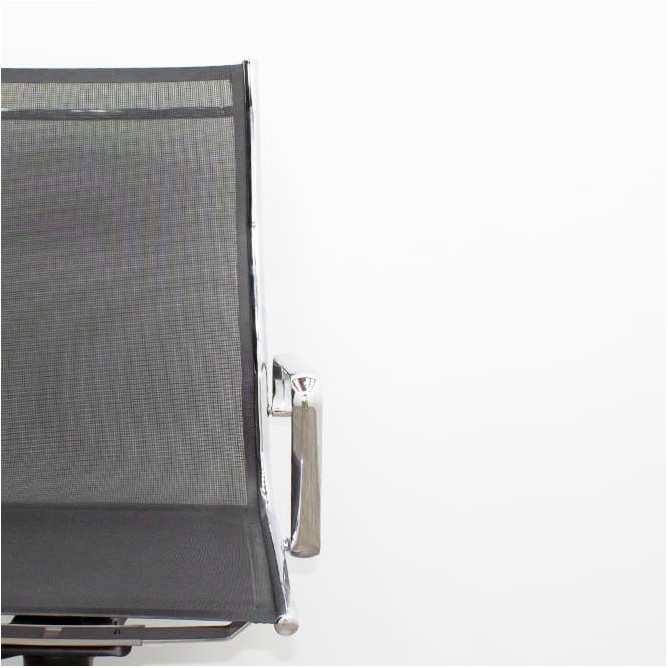 Silla dirección rejilla negra y estructura cromada