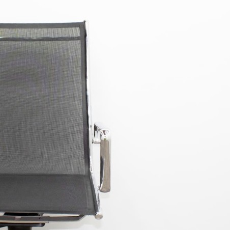 Silla dirección rejilla negra y estructura cromada