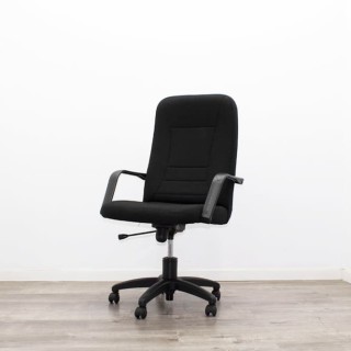 Silla dirección tapizada en negro con brazos fijos 2