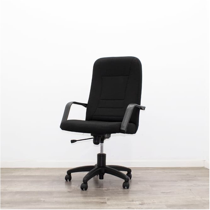 Silla dirección tapizada en negro con brazos fijos