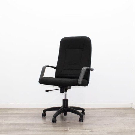 Silla dirección tapizada en negro con brazos fijos