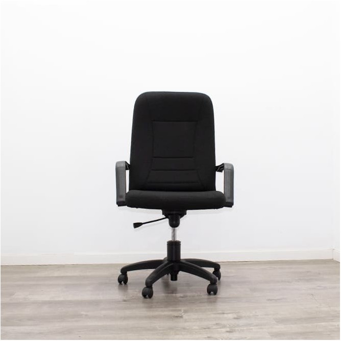 Silla dirección tapizada en negro con brazos fijos