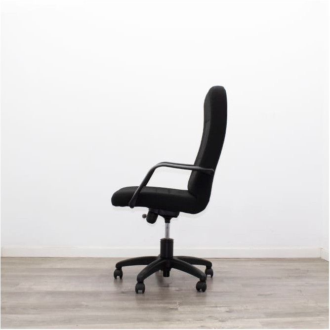 Silla dirección tapizada en negro con brazos fijos