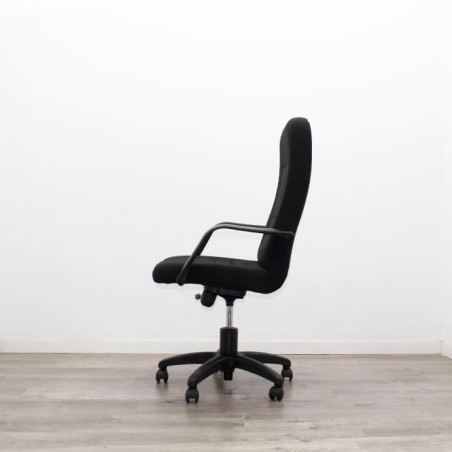 Silla dirección tapizada en negro con brazos fijos