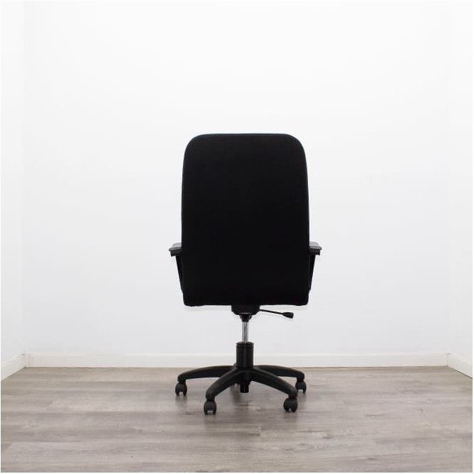 Silla dirección tapizada en negro con brazos fijos