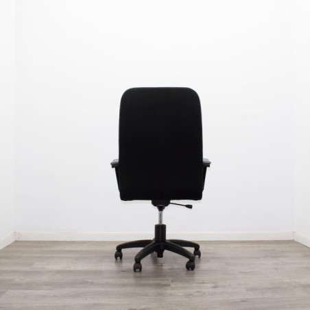 Silla dirección tapizada en negro con brazos fijos