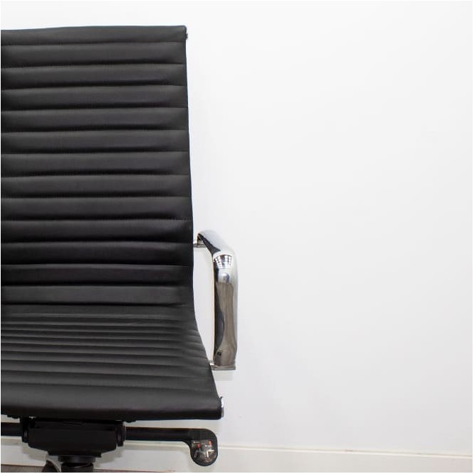Silla dirección napel negra con costuras