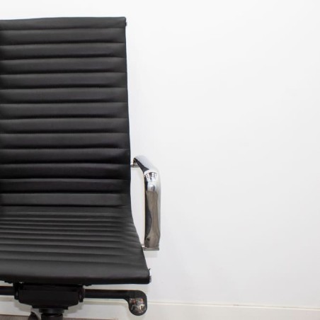 Silla dirección napel negra con costuras