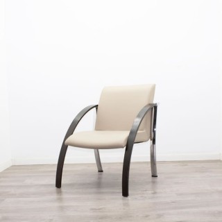 Conjunto sofá 2 plazas y sillón de una plaza en beige y madera/cromado 2
