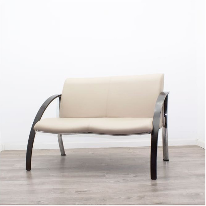 Conjunto sofá 2 plazas y sillón de una plaza en beige y madera/cromado