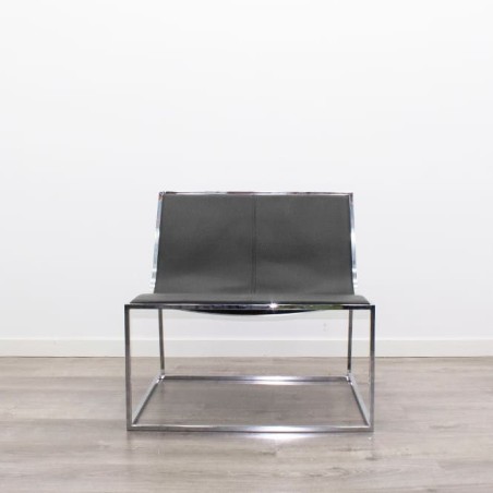 Sillón de espera de diseño en piel negra