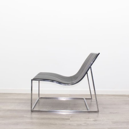 Sillón de espera de diseño en piel negra