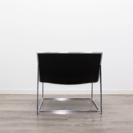 Sillón de espera de diseño en piel negra