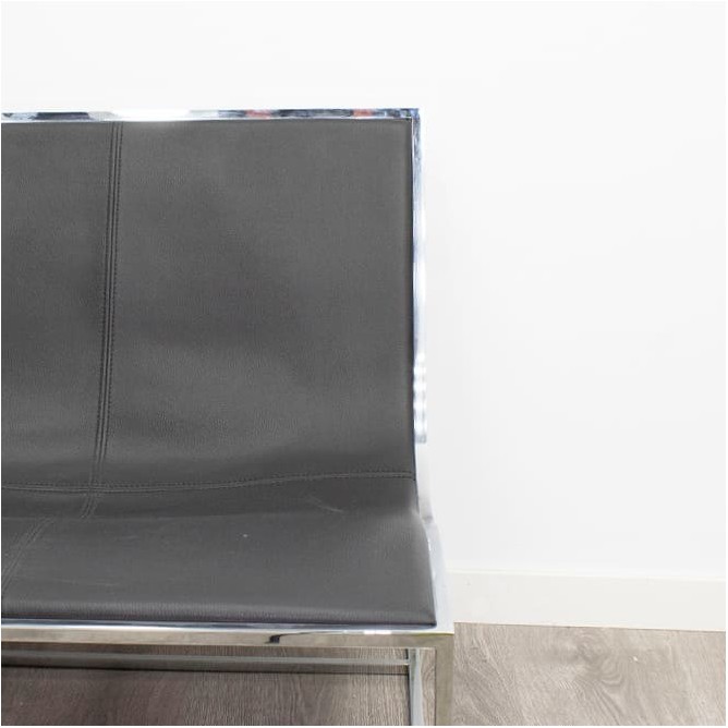 Sillón de espera de diseño en piel negra