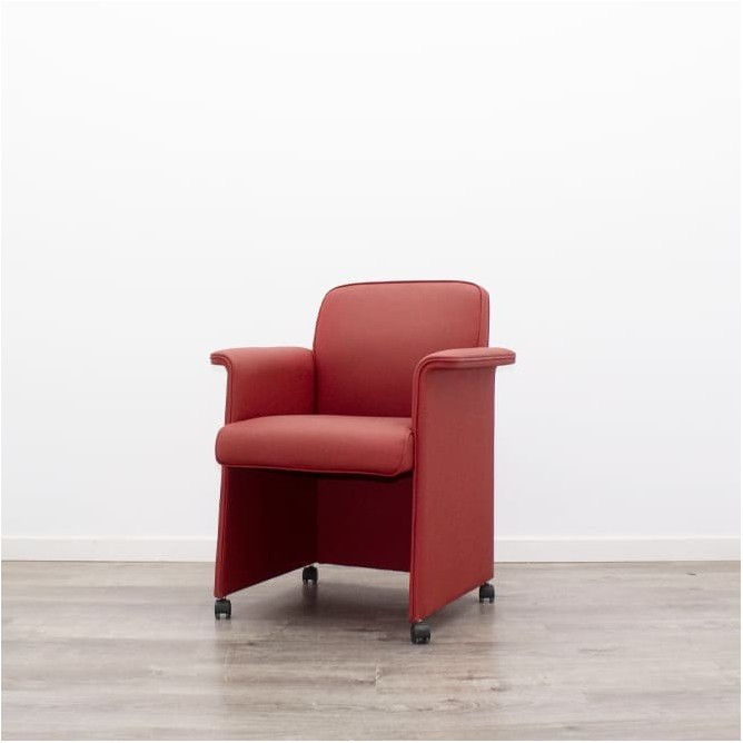 Silla de espera en piel roja con ruedas