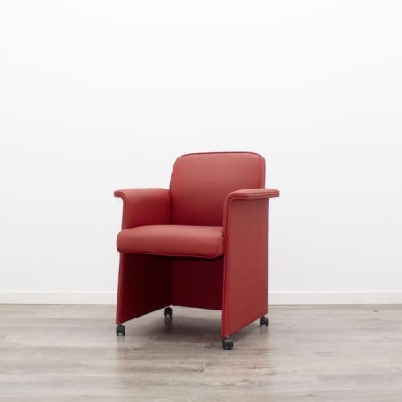 Silla de espera en piel roja con ruedas