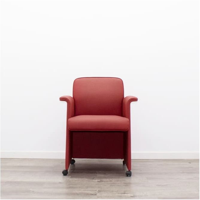 Silla de espera en piel roja con ruedas