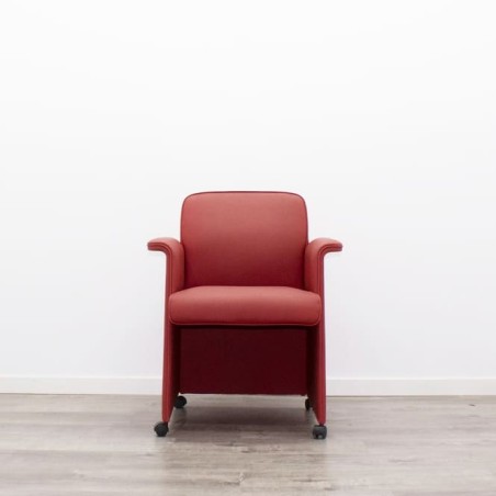 Silla de espera en piel roja con ruedas