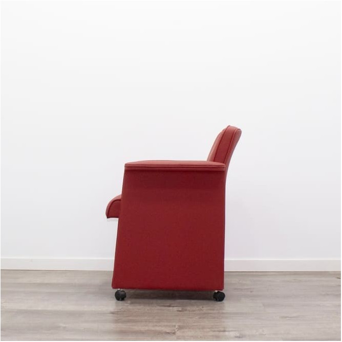 Silla de espera en piel roja con ruedas