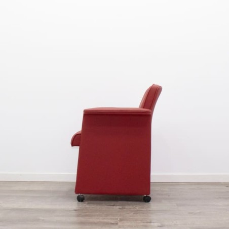 Silla de espera en piel roja con ruedas