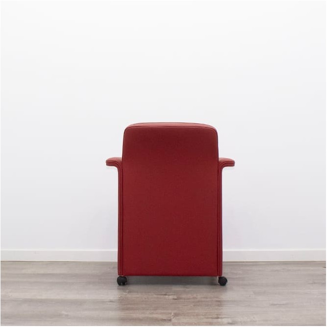 Silla de espera en piel roja con ruedas