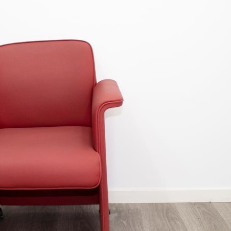 Silla de espera en piel roja con ruedas