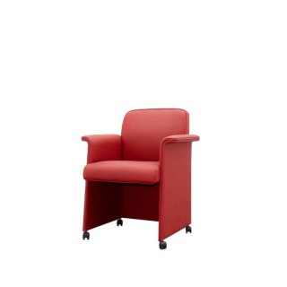 Silla de espera en piel roja con ruedas