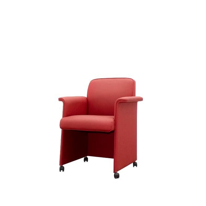 Silla de espera en piel roja con ruedas