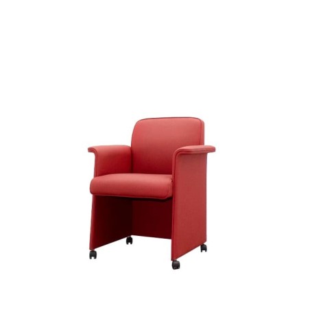 Silla de espera en piel roja con ruedas