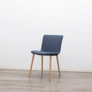 Silla de espera tapizada en azul con patas de madera 2