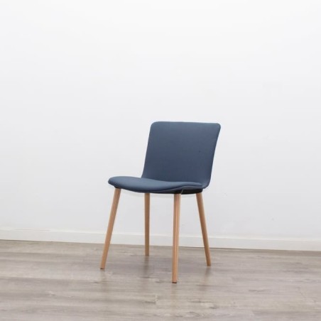 Silla de espera tapizada en azul con patas de madera
