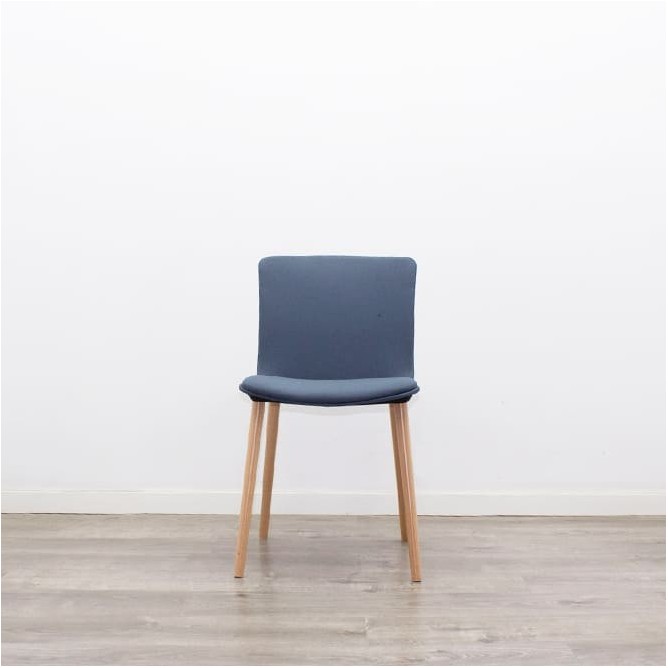 Silla de espera tapizada en azul con patas de madera