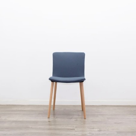 Silla de espera tapizada en azul con patas de madera